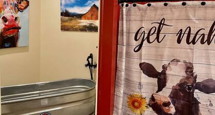 Private Hot Tub - BBQ - Sleeps 2 - Crazy Cow