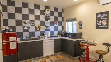 Fridge, microwave, stovetop, dishwasher