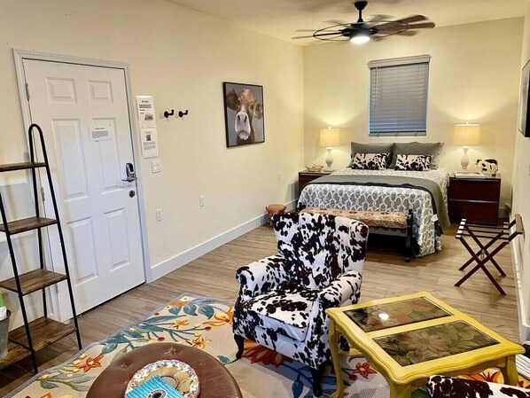 1 quarto, escrivaninha, ferros/tábuas de passar roupa, berço de viagem