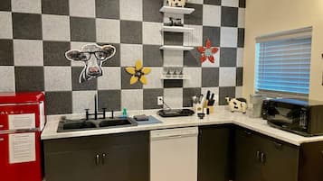 Een koelkast, een magnetron, een vaatwasser