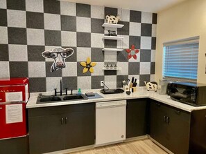 Een koelkast, een magnetron, een kookplaat, een vaatwasser