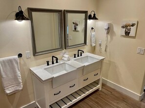 Banheira, secador de cabelo, toalhas de banho