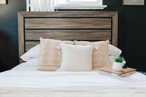 3 habitaciones, escritorio y tabla de planchar con plancha 