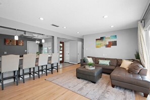 Smart TV, chimenea, futbolito y libros 