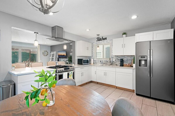 Refrigerador, microondas, horno y parrilla de estufa 