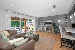 Smart TV, chimenea, futbolito y libros 