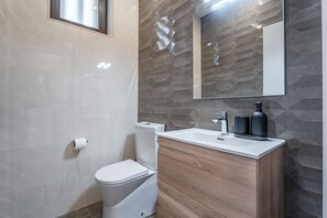 Douche, sèche-cheveux, serviettes fournies, papier toilette