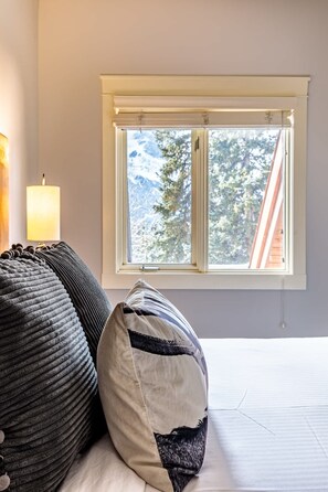 Travel crib, free WiFi, bed sheets - "The Pines" at Solara Resort (Canmore)