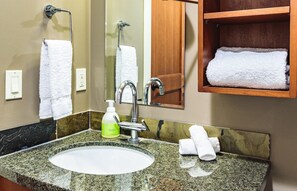 Badkar, hårtork och handdukar