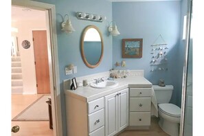 Combined shower/bathtub