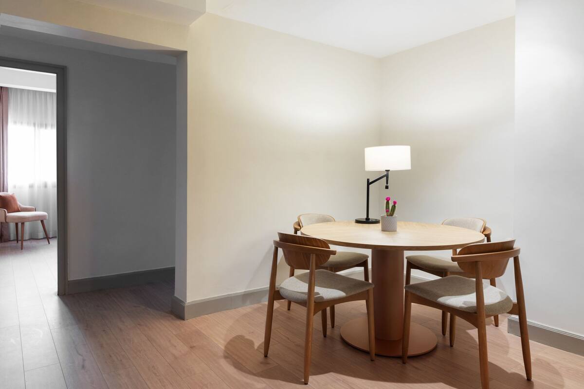 Superior Junior Suite | Seprai premium, selimut bulu angsa, bantalan ekstra lembut, dan minibar