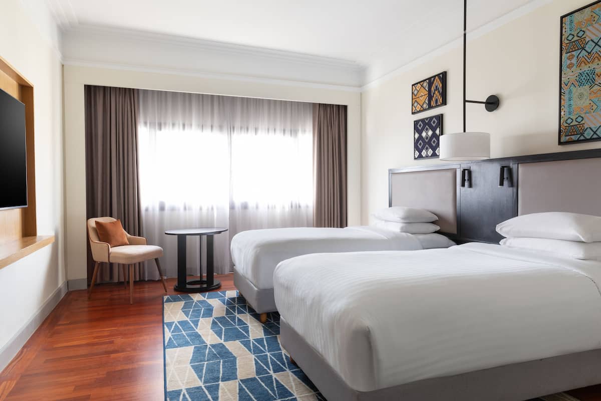 Kamar Klub, 2 Tempat Tidur Twin, pemandangan kota | Seprai premium, selimut bulu angsa, bantalan ekstra lembut, dan minibar