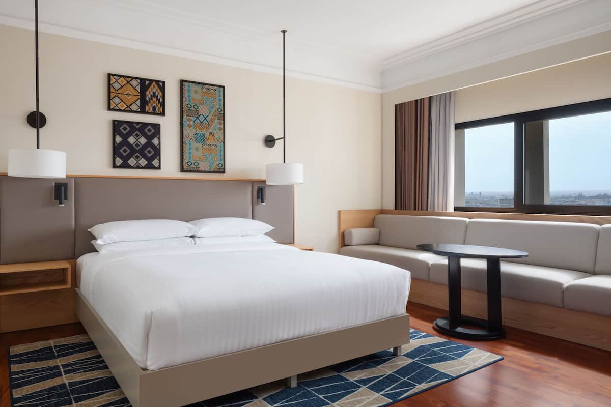 Kamar Klub, 1 Tempat Tidur King, pemandangan kota | Seprai premium, selimut bulu angsa, bantalan ekstra lembut, dan minibar