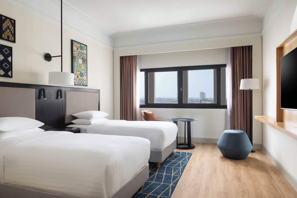 Seprai premium, selimut bulu angsa, bantalan ekstra lembut, dan minibar