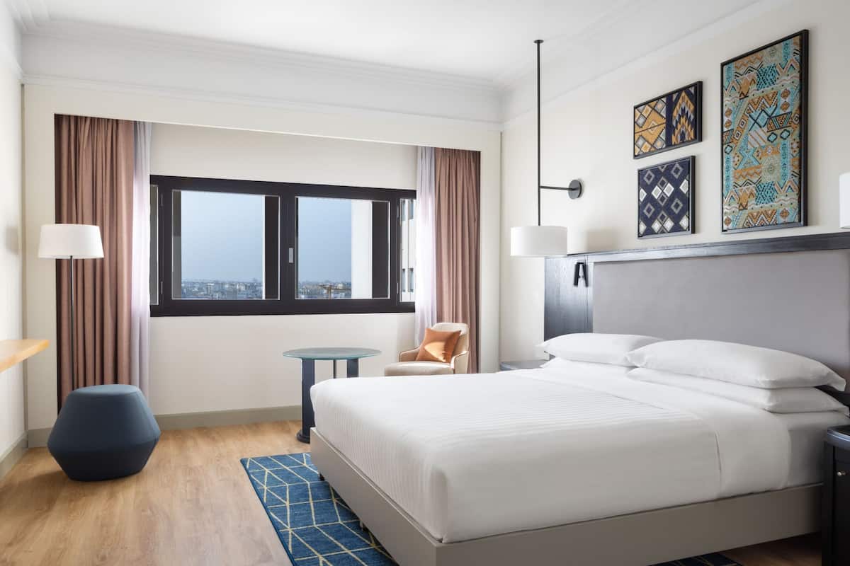 Seprai premium, selimut bulu angsa, bantalan ekstra lembut, dan minibar