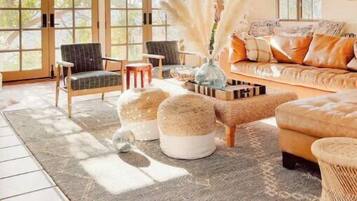 Smart TV, chimenea, videojuegos, mesa de ping pong