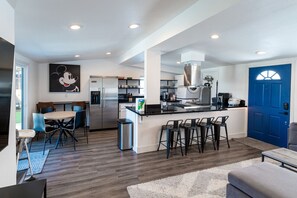 Dining - Fun Family 4-bedroom Home Near Disneyland (Anaheim)