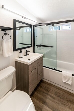 Hair dryer, towels - Fun Family 4-bedroom Home Near Disneyland (Anaheim)