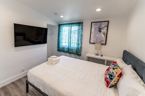 4 bedrooms, desk, iron/ironing board, free WiFi