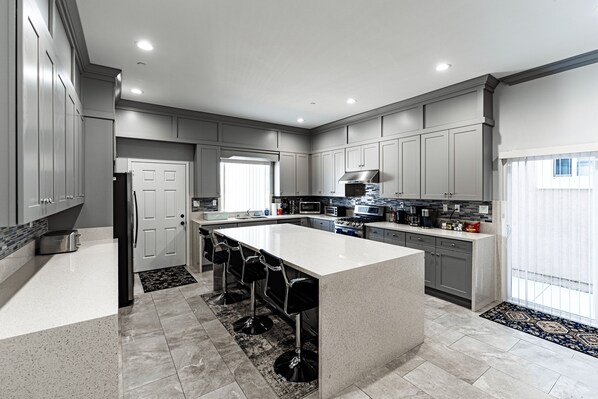 Kjøleskap, mikrobølgeovn, ovn og kokeplater