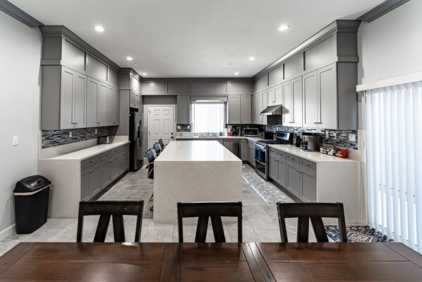 冰箱、微波炉、烤箱、炉灶