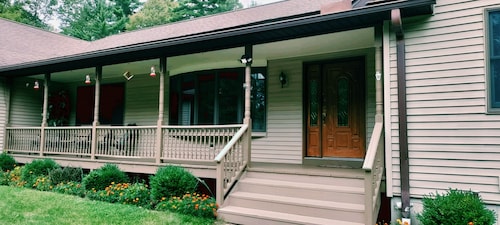 Spacious 4 bedroom house with a private pool in a quiet area