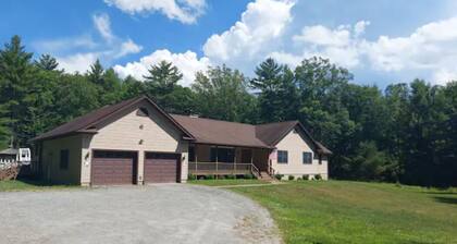 Spacious 4 bedroom house with a private pool in a quiet area