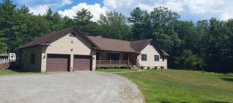 Spacious 4 bedroom house with a private pool in a quiet area