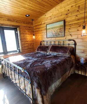 2 bedrooms, travel cot, WiFi, bed sheets