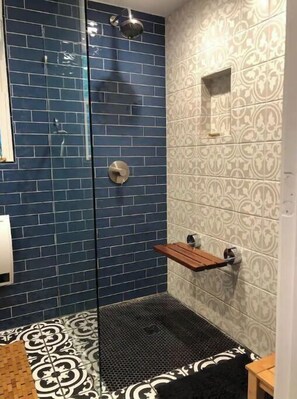 Shower - Awesome House in Downtown Sylva! (Sylva)