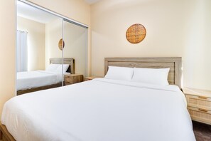 4 soverom, skrivebord, strykejern/-brett og reiseseng for barn