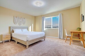 4 habitaciones, escritorio y tabla de planchar con plancha