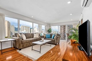 Interior - Ilikai 1725 2 Bed Room Mountain / City / Ocean Views | Corner Unit - Wraparound Lanai (Waikiki)