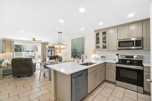 Een koelkast, een magnetron, een oven, een kookplaat