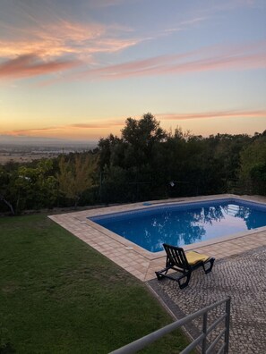 A swimming pool with a view of the landscape and trees. - Villa Tranberg (Silves)