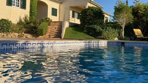 A two-story house with a swimming pool in front. - Villa Tranberg (Silves)