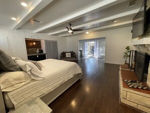 3 habitaciones, tabla de planchar con plancha, wifi y ropa de cama