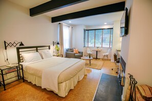 King Accessible Room | Premium bedding, iron/ironing board, free WiFi, bed sheets - SCP Mendocino Inn and Farm (Little River)