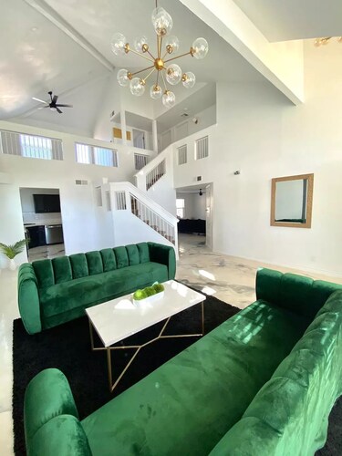 Casa Nico - Contemporary Home with Pool & Gym