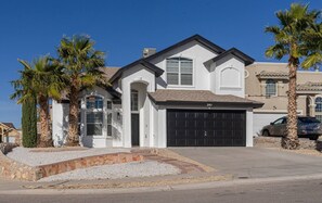 Exterior - Casa Nico - Contemporary Home with Pool & Gym (El Paso)
