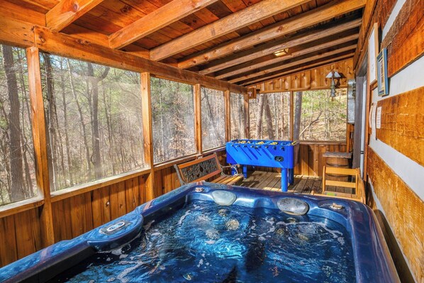 Indoor spa tub - Heaven in the Pines (Sevierville)