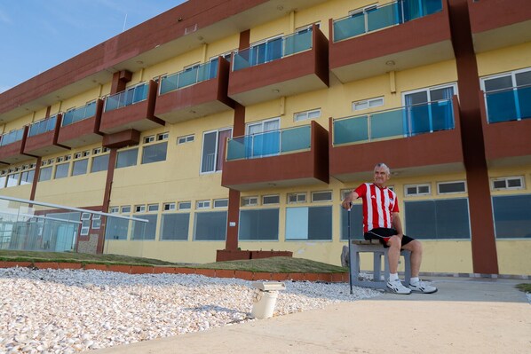 Un edificio de varios pisos con balcones y ventanas amplias.