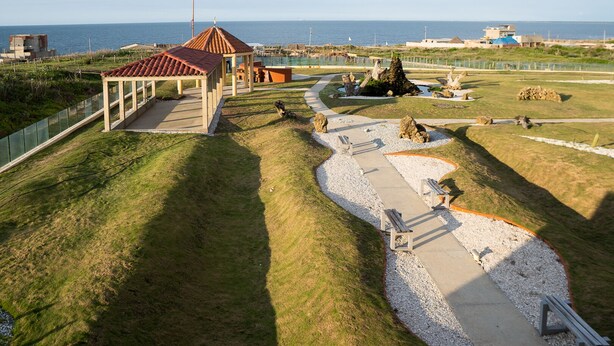 A coastal park with a gazebo, walking paths, and a view of the sea. - Hogar Dorado Las Gaviotas (Puerto Colombia)