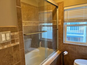Ensemble douche/baignoire, baignoire à jets, sèche-cheveux