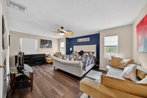 1 camera, una scrivania, ferro/asse da stiro, culla da viaggio