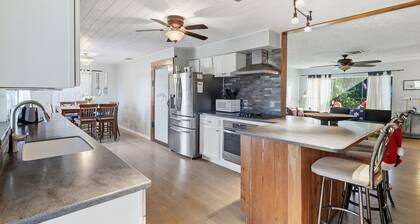 The Lake Home - PET FRIENDLY! A Beautiful Oasis In The Heart Of Florida! by RedAwning