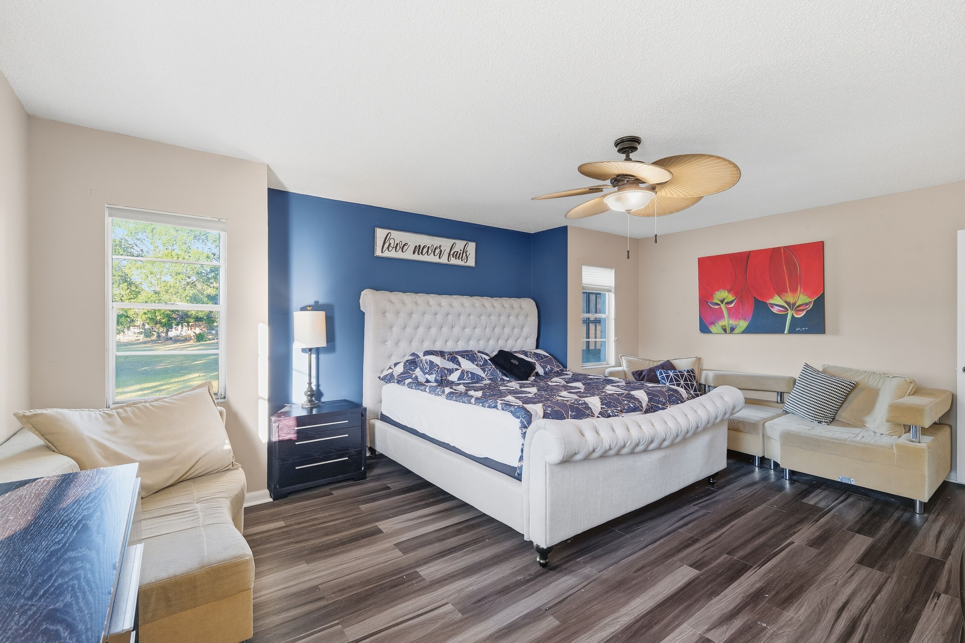 1 室のベッドルーム、デスク、アイロン / アイロン台、旅行用ベビーベッド