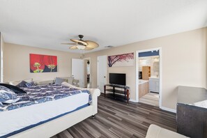 1 chambre, bureau, fer et planche à repasser, lit parapluie