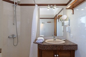 Douche, séchoir à cheveux, serviettes fournies