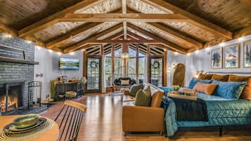 Een televisie en een open haard